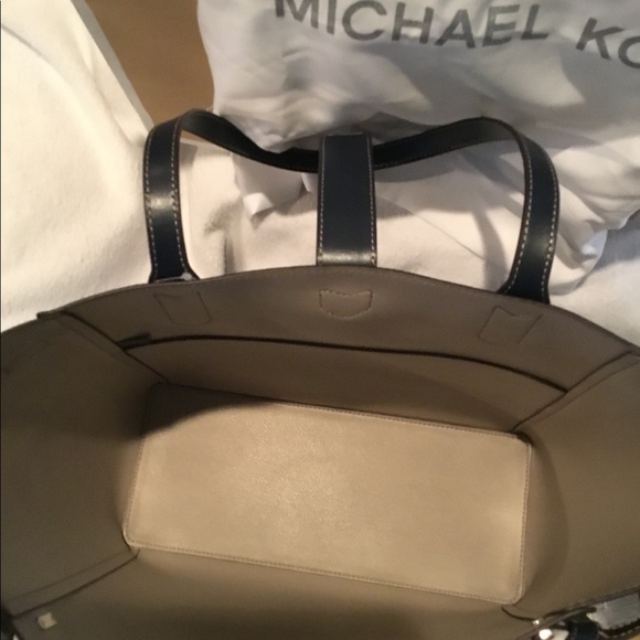 🍀MK Cassie Handbag Set 🍀 - Picture 11 of 14